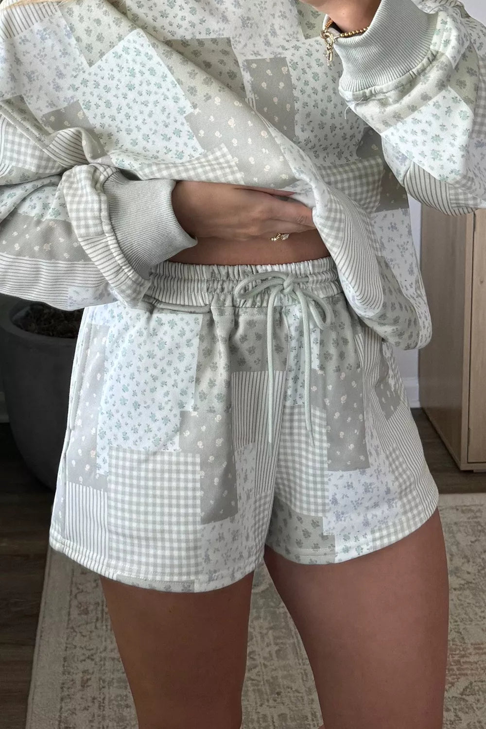 Patchwork Floral Print Drop Shoulder Baggy Pullover Drawstring Shorts Set