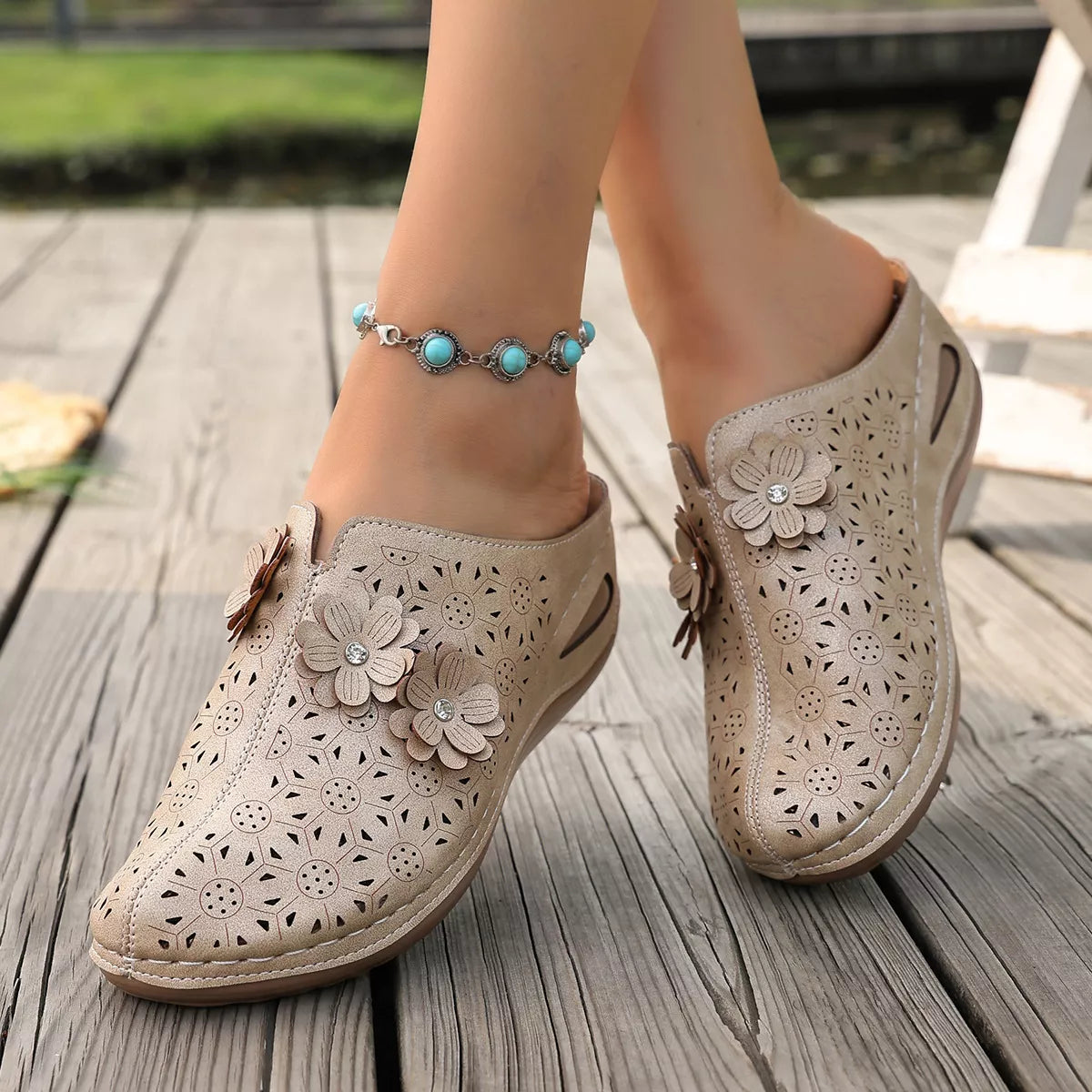 Floral Decor Round Toe Sandals