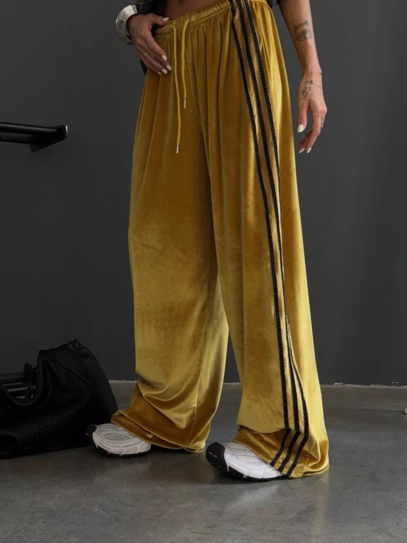 Contrast Side Stripes Wide-Leg Pants