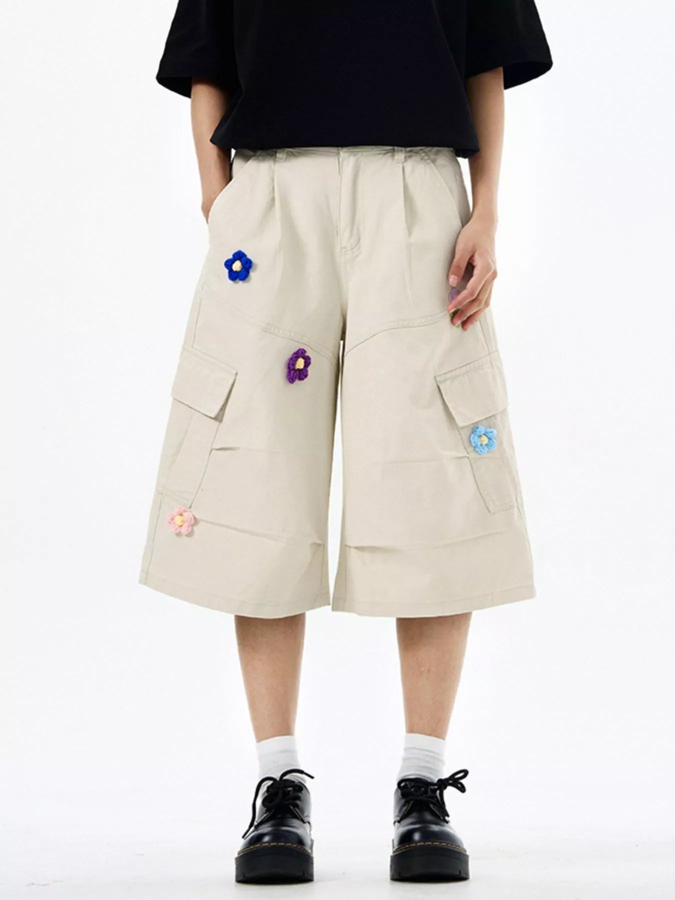Men's Floral Appliqued Wide-Leg Cargo Shorts