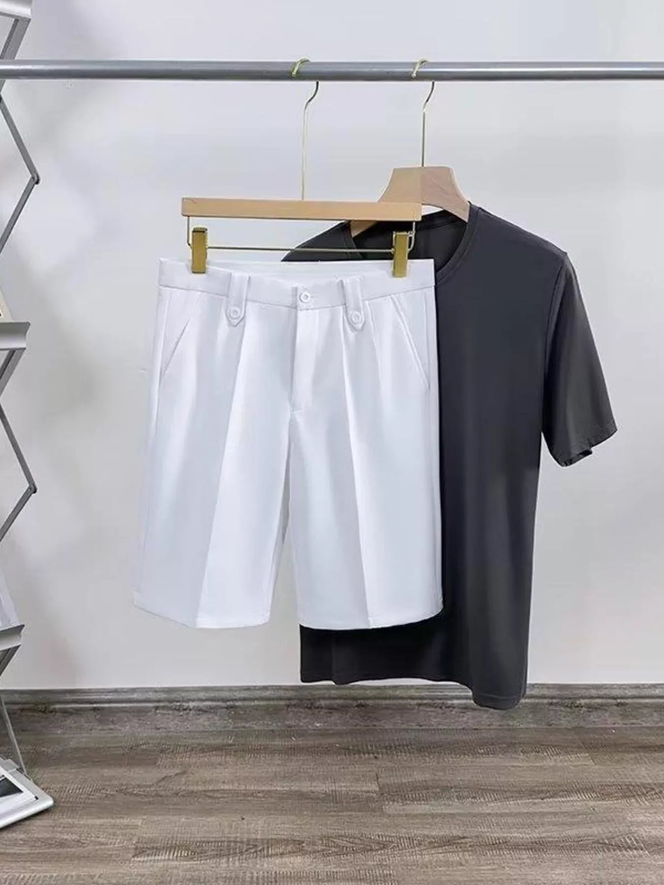 Men's Pleated Relaxed-Fit Shorts
