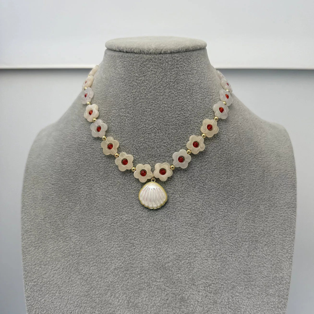 Charming Shell Pendant Beaded Necklace