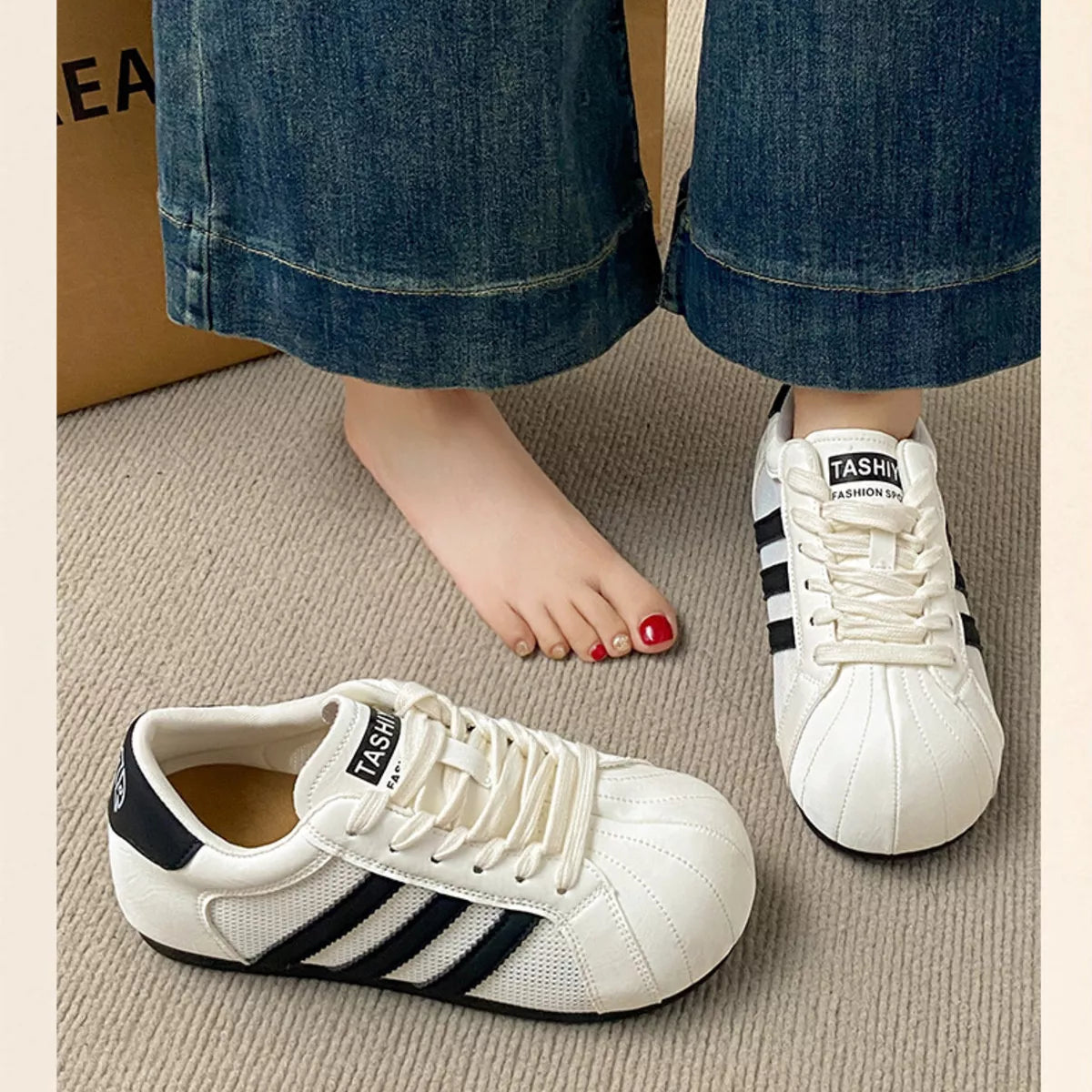 Lace Up Round Toe Sneakers