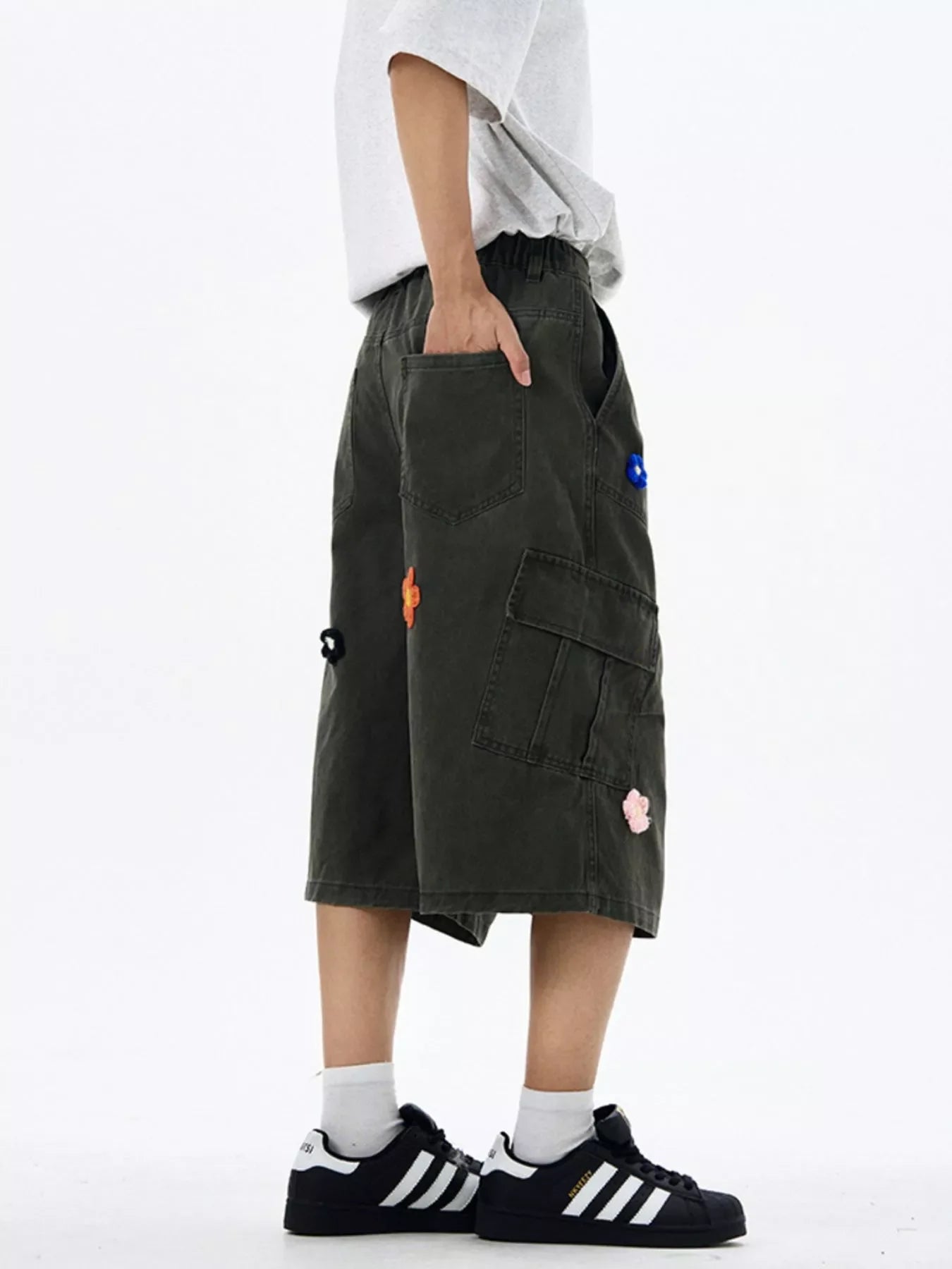Men's Floral Appliqued Wide-Leg Cargo Shorts