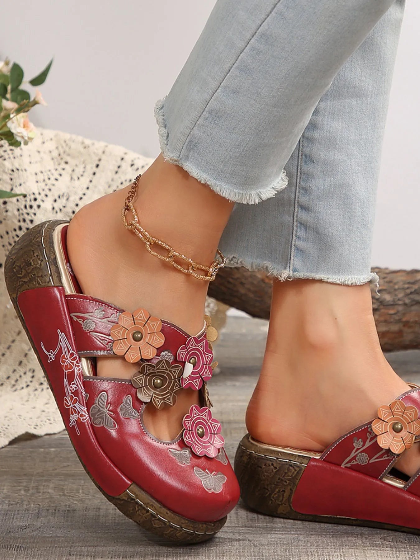 Floral Round Neck Sandals