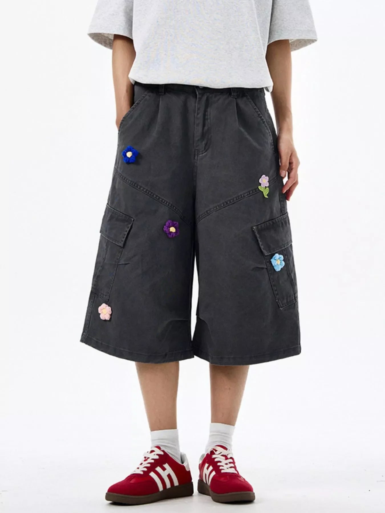 Men's Floral Appliqued Wide-Leg Cargo Shorts