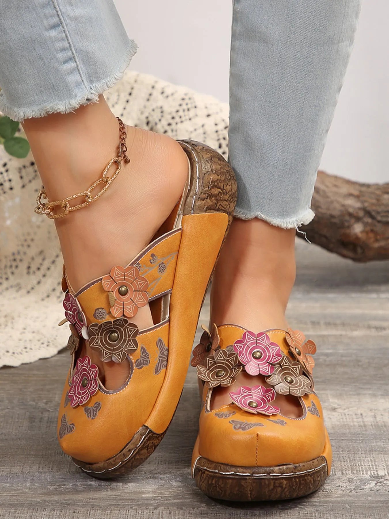 Floral Round Neck Sandals