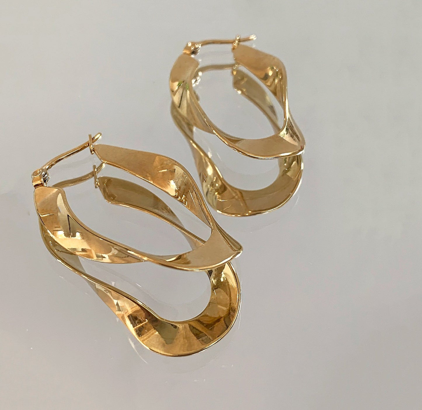 PERLA GOLD TWIST HOOP EARRINGS