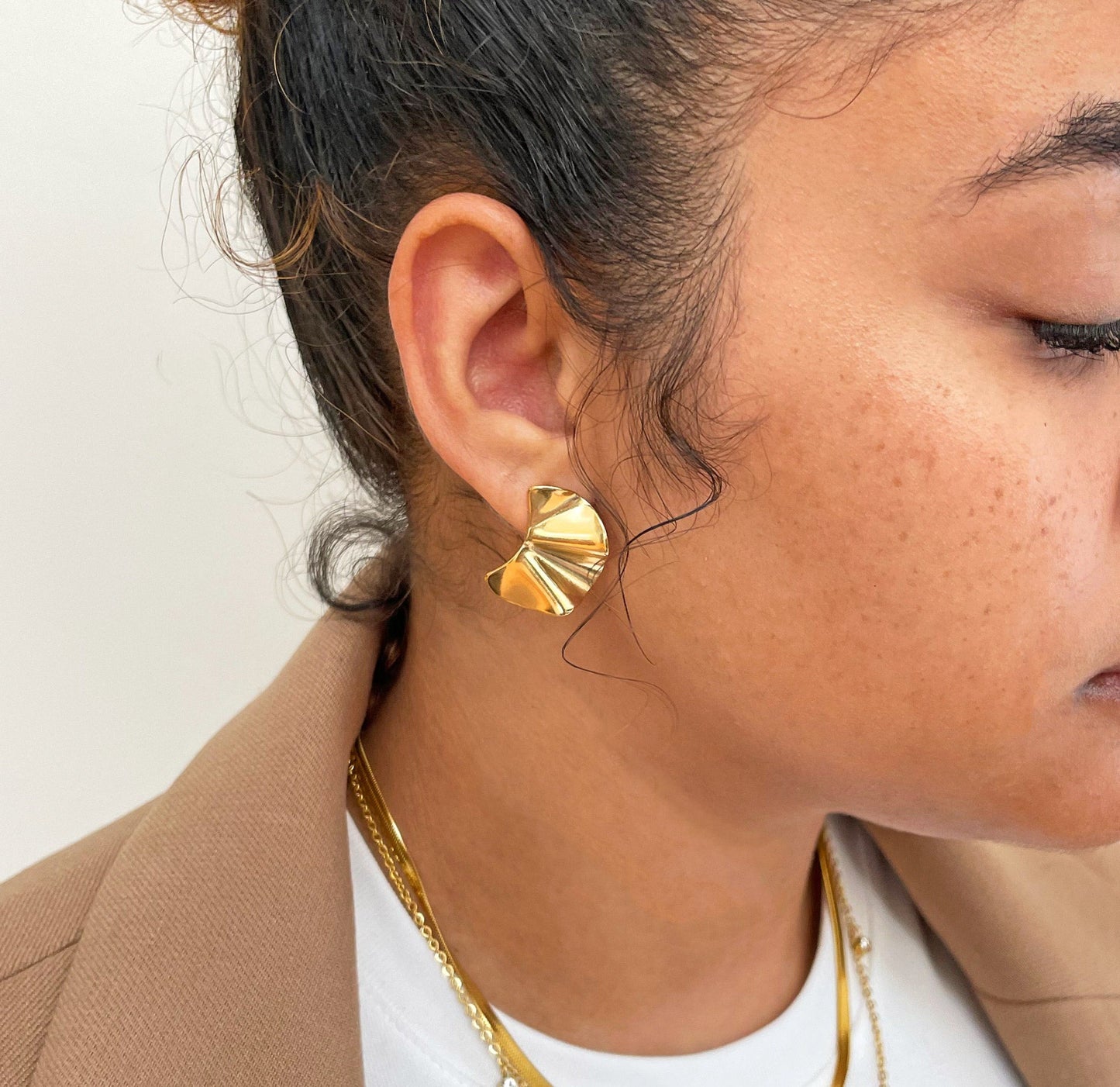 JACQUELINE GOLD WAVY STUD EARRING